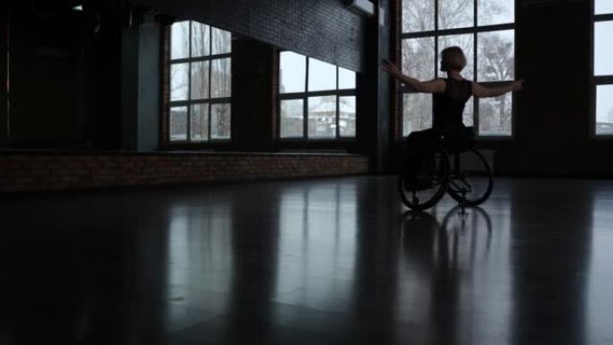 舞厅轮椅上的残疾女性