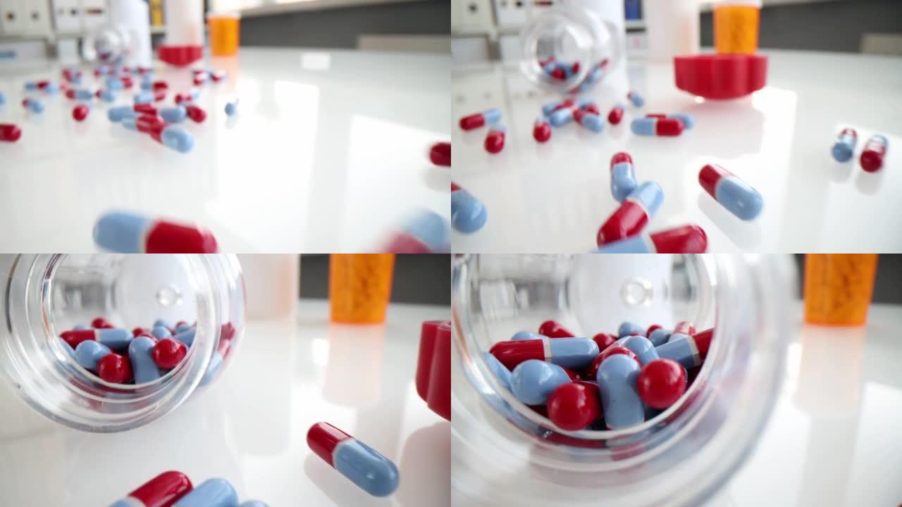 罐子里的蓝红色药片散落在桌子上。