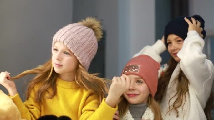 儿童在镜子前测量帽子，儿童在商店购物