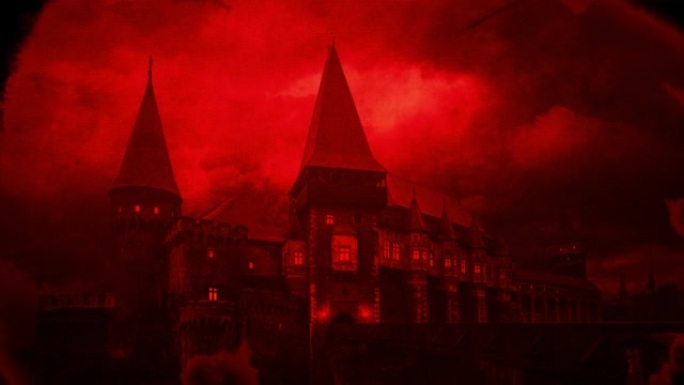 风暴期间中世纪特兰西瓦尼亚城堡的红色旧明信片