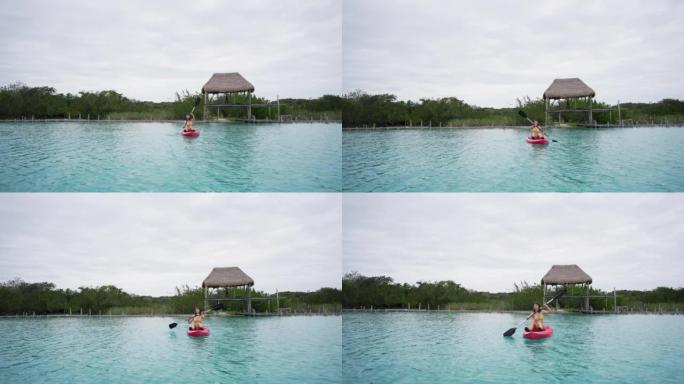 在墨西哥的巴卡拉尔泻湖划独木舟的女人