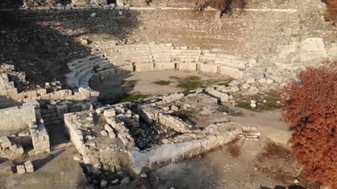 无人机镜头古希腊剧院遗址的鸟瞰图 (土耳其Teos)