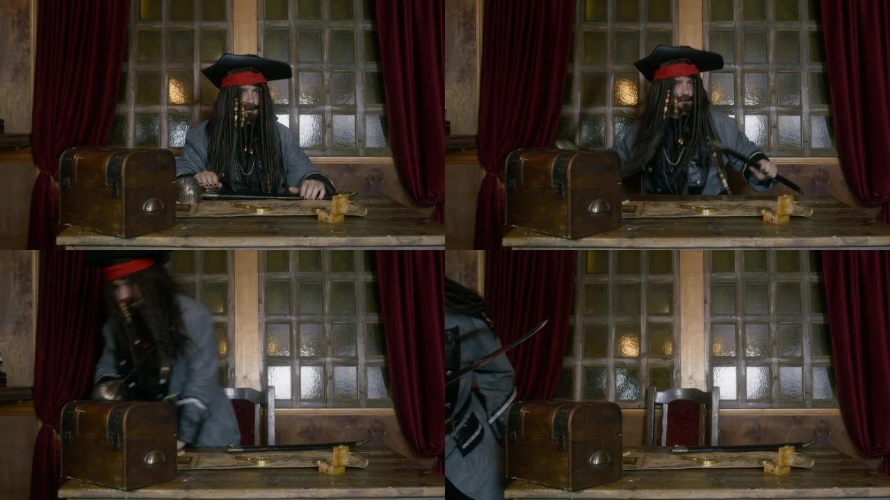 当敌人闯入他时，戴着三角帽和假发的海盗正坐在他的小屋的桌子上，所以他跳了起来，拔出剑，为战斗做准备。