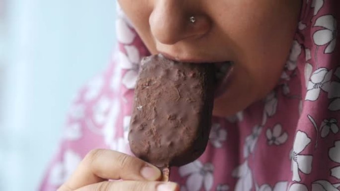 吃巧克力口味冰的年轻女性