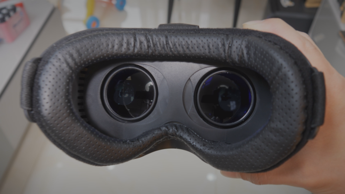 拿起vr眼镜进入虚拟世界