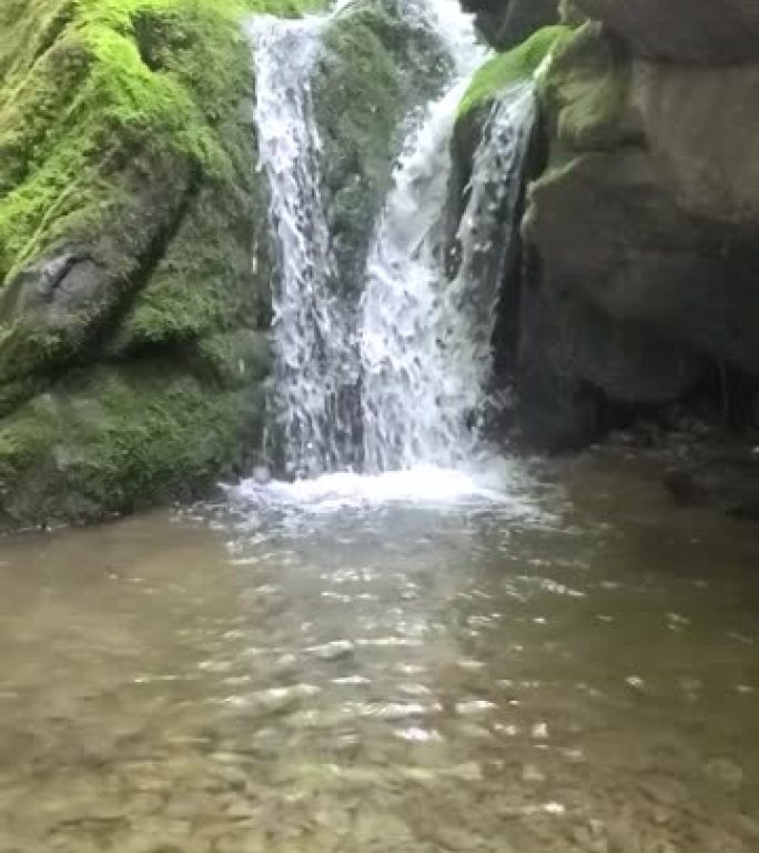 雪兰多国家公园的慢动作瀑布