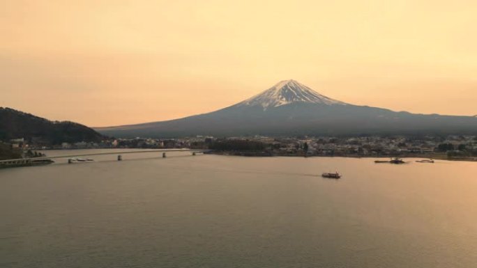 河口湖和富士湖的船的鸟瞰图