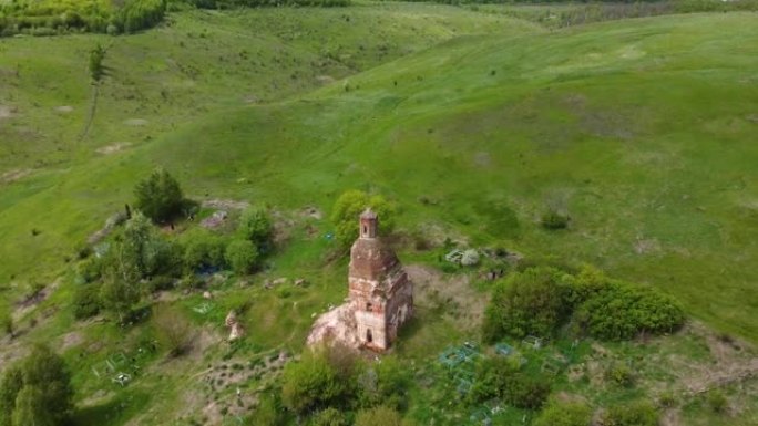 飞越古老的废墟寺庙。当地历史地标的俯视图