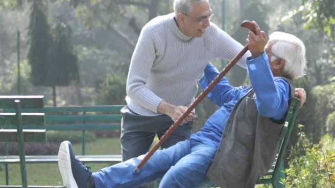 两个老人在公园玩得开心