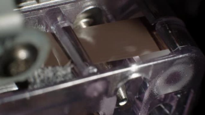 微型盒式录音机磁带带子穿过盒式磁带