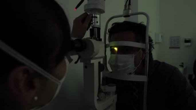 拉丁妇女，专业医生，用最先进的机器对患者进行视觉检查