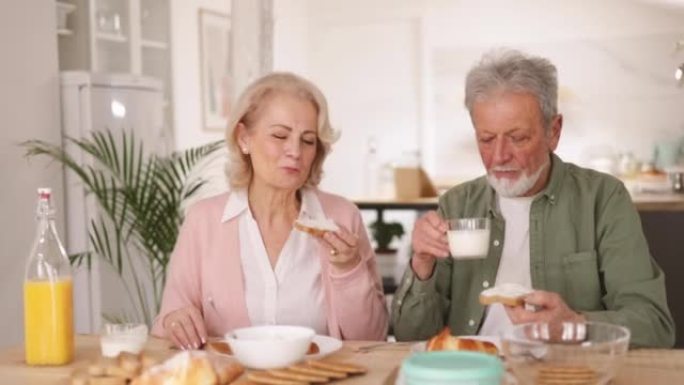 老年夫妇在家享用早餐