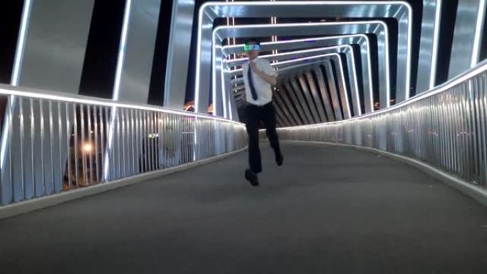晚上，商务男士在桥上体验VR眼镜的跑步游戏