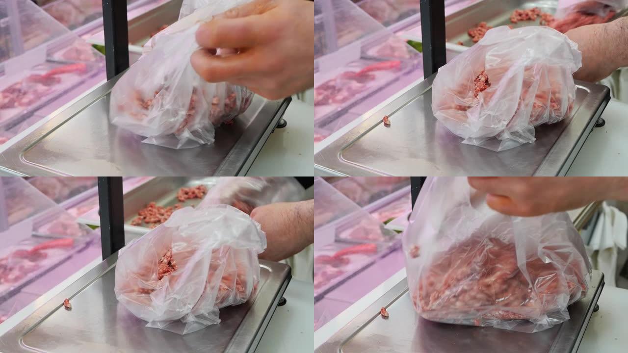肉店店员的手在秤上称重切碎的肉，将其从展示柜中取出，然后将切碎的肉放在塑料袋中出售给零售客户。