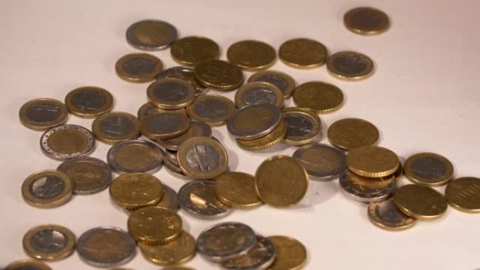 欧元硬币慢动作下降。