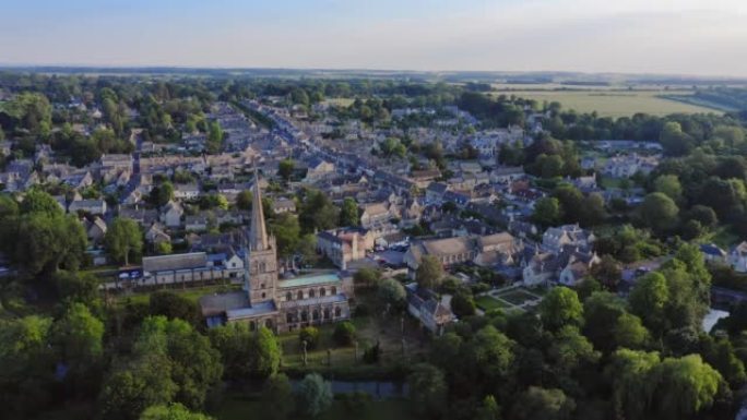 英国科茨沃尔德村和伯福德教堂的空中无人机视图，格洛斯特郡乡村的一个受欢迎的英国风景如画的旅游胜地