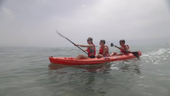 青少年在夏日享受海上皮划艇
