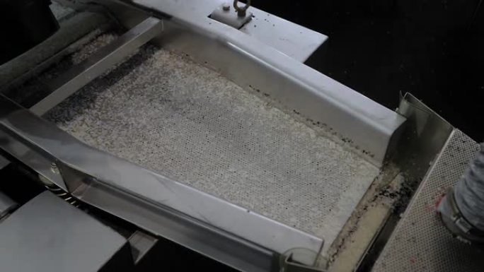 自动传送带上的再生塑料颗粒，页岩振动筛