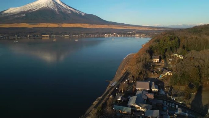 山中湖村与富士山的鸟瞰图