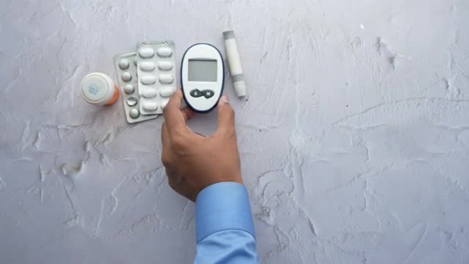 手工挑选桌子上的糖尿病测量工具