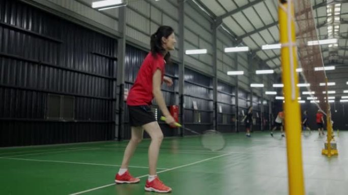 台湾羽毛球选手热身运动练习羽毛球场地耐力训练