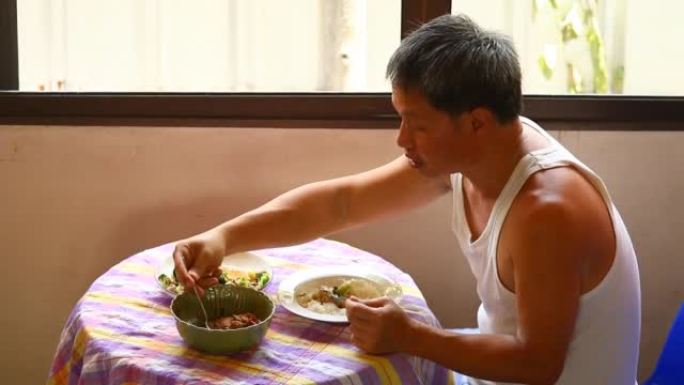 泰国男子独自吃饭