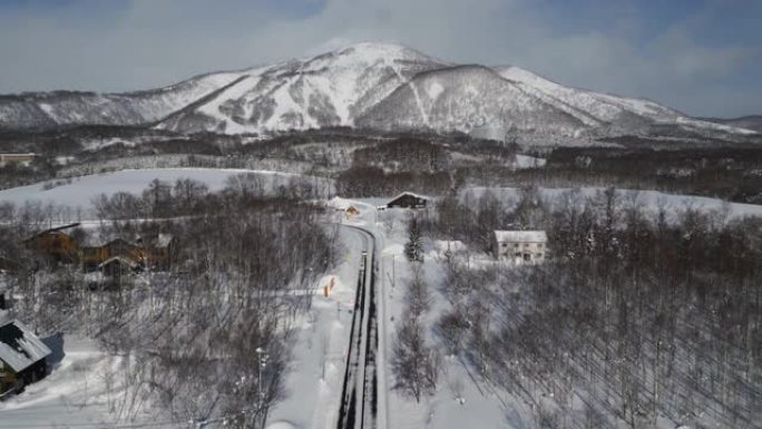 日本新雪谷公路汽车的鸟瞰图