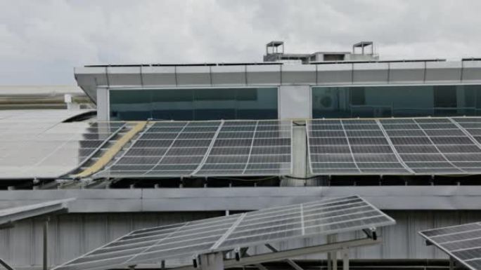 太阳能电池板安装在建筑物上。节电环保的技术