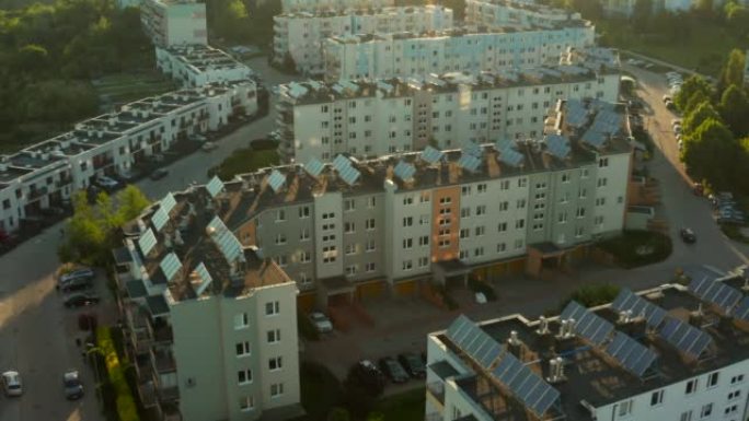 无人机在太阳能电池板上拍摄安装在公寓楼平屋顶上的光伏太阳能电池板吸收阳光作为能源发电