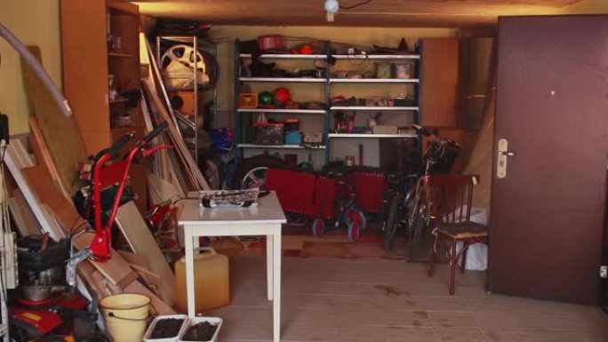 储藏室。自行车、架子和桌子。