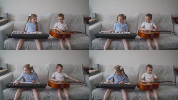 一个可爱的小妹妹和她的哥哥坐在沙发上，吉他。键盘和吉他。兄妹坐在沙发上演奏乐器