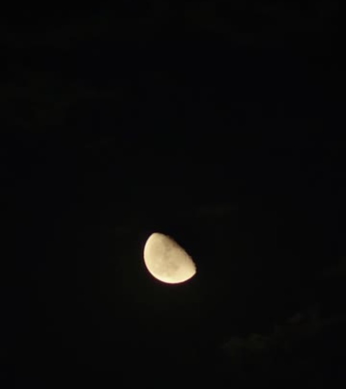 在黑色夜空中移动的半月形延时垂直视频