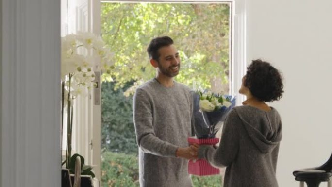 男人在家里给女人送花