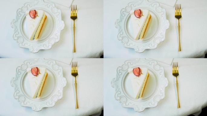 复古板上的草莓奶油蛋糕。使用金叉和小刀。黄金比例构成。宏和滑块