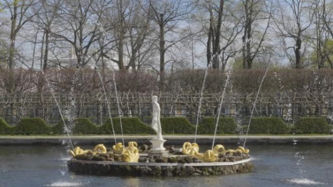 彼得戈夫 (Petergof) 或彼得霍夫 (Peterhof)，1944年1997年和海王星喷泉