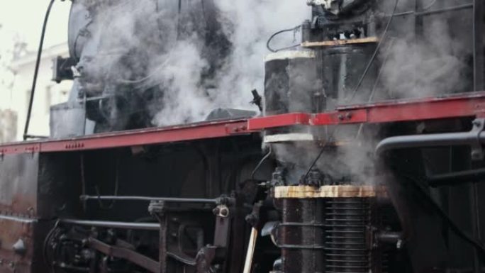 老式蒸汽火车机车。一对机车列车漏烟，蒸汽从后面点燃。