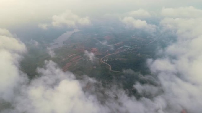 空中拍摄覆盖山谷的云层