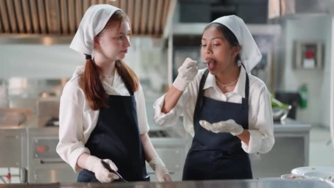 女学生在厨房学习做饭的潜水员