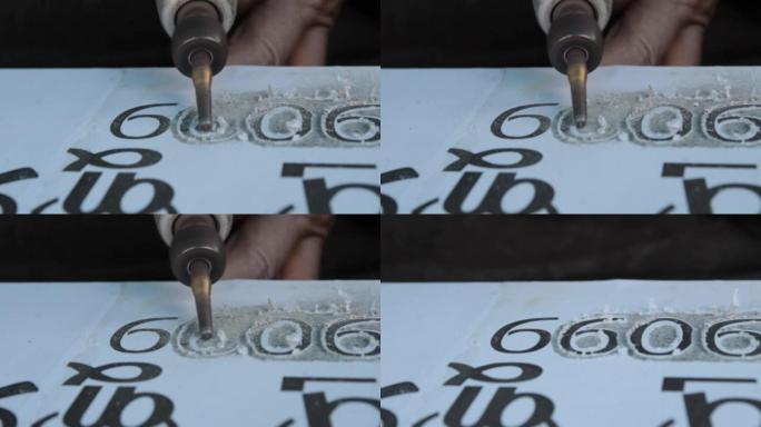 印度石匠雕刻的特写视频，在石头上雕刻字母，手工移动，巴拉索尔，奥里萨邦，印度