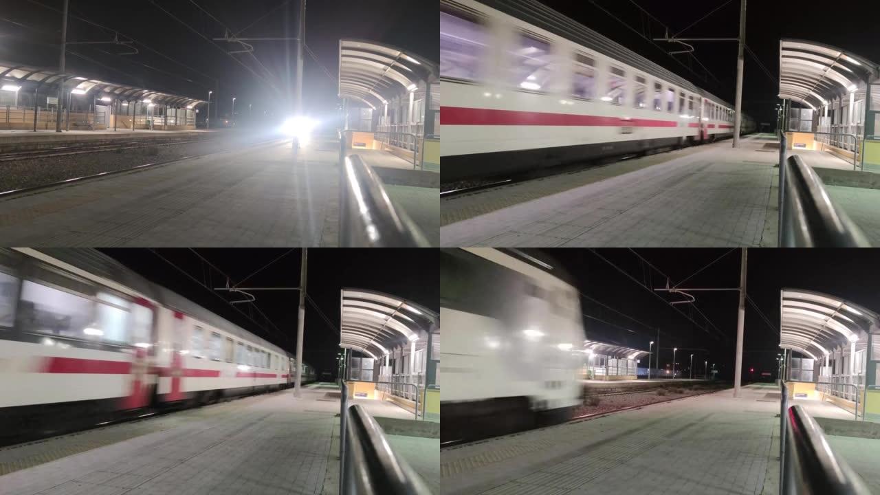 晚上火车坐在铁轨上。火车经过卡拉布里亚 (Calabria) 的Via站。新火车在铁路道口乘坐夏天。