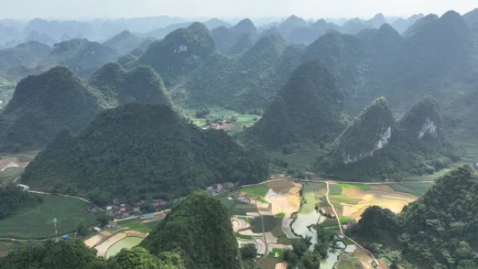 越南曹邦Trung Khanh区Phong Nam的稻田和千山奇形山的空中无人机视图