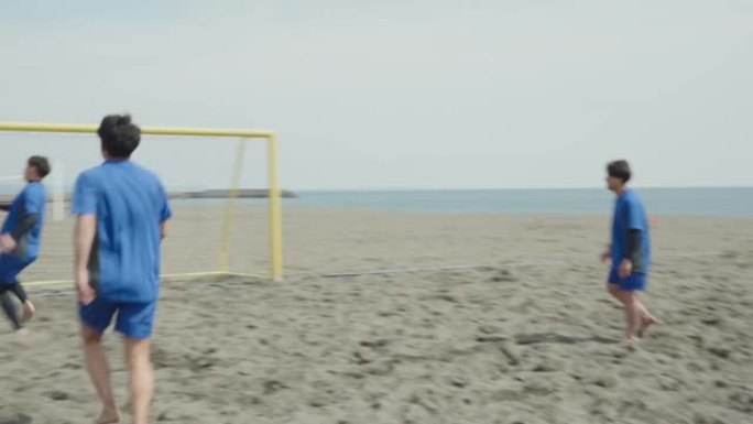 在沙滩足球场上练习传球的球员