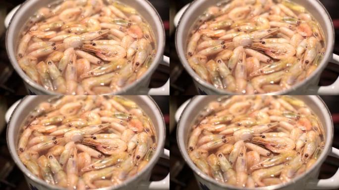 餐厅里的蒸汽虾自助餐吧。煮虾自助餐。特写新鲜蒸虾的图像。将虾倒入海鲜餐厅的陈列柜中。