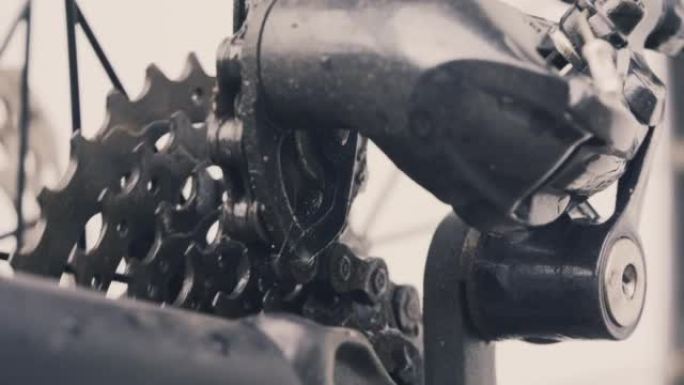 自行车链条和齿轮转弯。特写具有浅景深的抽象宏。