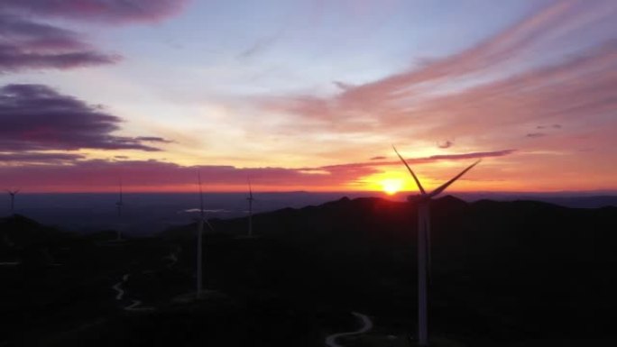 航拍日出風力發電機