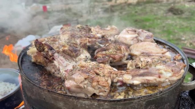 鸡肉烧烤在石头壁炉的柴火上烧烤