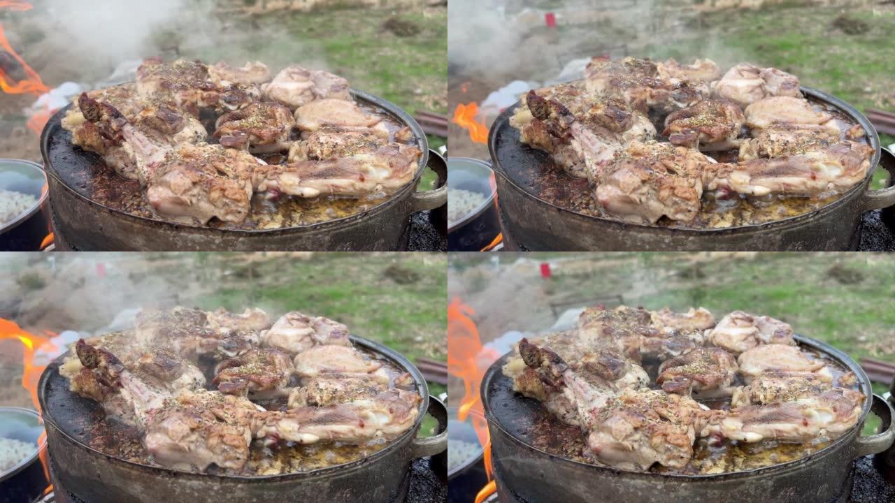 鸡肉烧烤在石头壁炉的柴火上烧烤