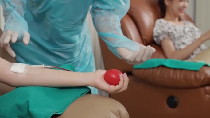 献血者的特写挤压球，使血液容易流出。