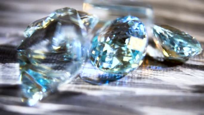 特写。蓝色海蓝宝石宝石的闪光面。蓝色光泽的珍贵精致石材