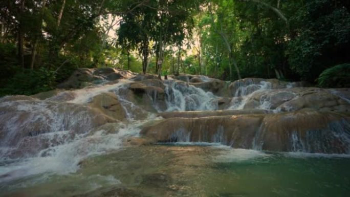 瀑布在牙买加。邓恩河瀑布和牙买加公园。Ocho里奥斯。